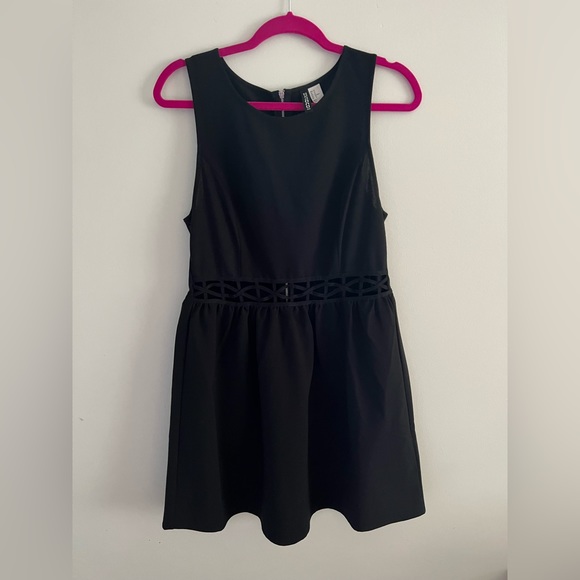 NWOT Mini dress Divided H&M with open crisscross detailed on the waist. Size 12 - Picture 1 of 4